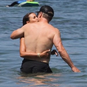Matt Damon & Luciana Barroso Enjoy a Day at the Beach (29 Photos) - Leaked Nudes
