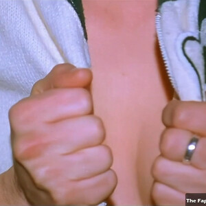 Nude Celeb Pic Mena Suvari 004 pic