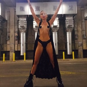 Free Nude Celeb Miley Cyrus 025 pic