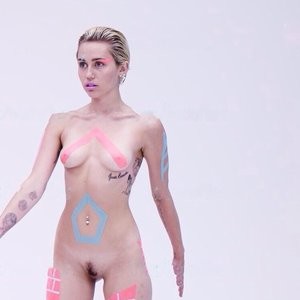 Miley Cyrus Naked (1 New Full-Size Photo) – Leaked Nudes