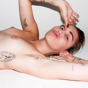 Hot Naked Celeb Miley Cyrus 008 pic