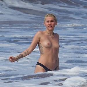 Real Celebrity Nude Miley Cyrus 020 pic