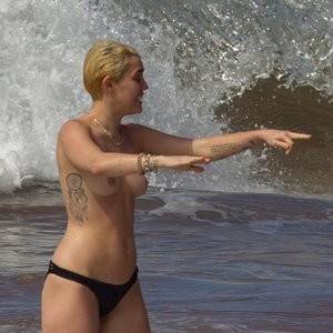 Celeb Naked Miley Cyrus 026 pic