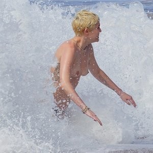 Nude Celeb Pic Miley Cyrus 032 pic