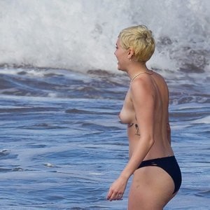 celeb nude Miley Cyrus 034 pic