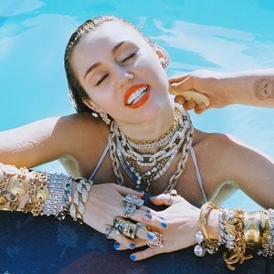 Miley Cyrus Nude & Sexy (5 Photos) - Leaked Nudes