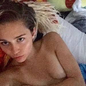 Miley Cyrus Selfie (1 Photo) – Leaked Nudes
