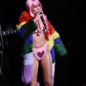 Nude Celeb Pic Miley Cyrus 013 pic