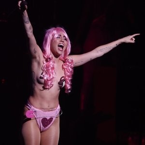Free Nude Celeb Miley Cyrus 032 pic
