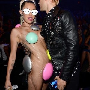 Free Nude Celeb Miley Cyrus 002 pic