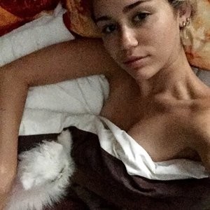 Miley Cyrus Sexy (2 Photos) – Leaked Nudes