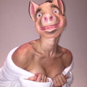 Miley Cyrus Sexy (2 Photos) - Leaked Nudes
