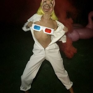 Free Nude Celeb Miley Cyrus 001 pic
