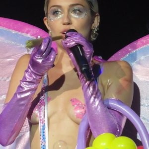 Celeb Nude Miley Cyrus 020 pic