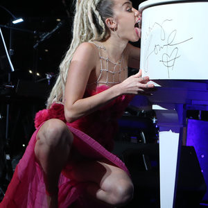 Miley Cyrus Upskirt (3 Photos) – Leaked Nudes