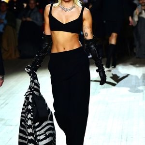 Miley Cyrus Walks the Runway at the Marc Jacobs Show (22 Photos + GIF & Video) – Leaked Nudes