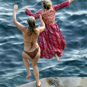 Hot Naked Celeb Molly Sims 002 pic