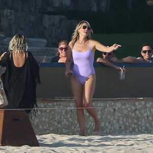Celeb Nude Molly Sims 006 pic