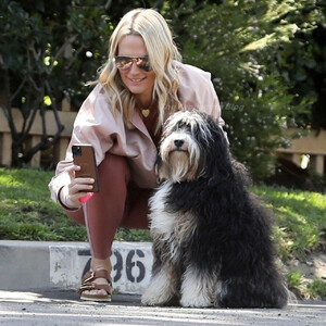Molly Sims Snaps Selfies with Her Dog During a Morning Stroll (37 Photos) – Leaked Nudes