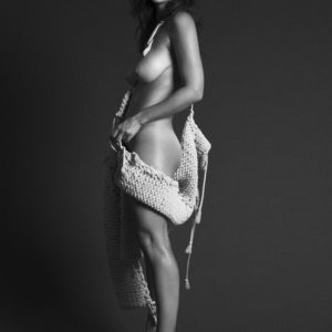 Celebrity Nude Pic Myla Dalbesio 006 pic