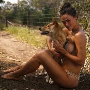 Celebrity Naked Myla Dalbesio 045 pic