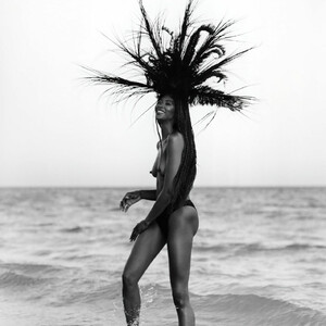 Celeb Nude Naomi Campbell 005 pic