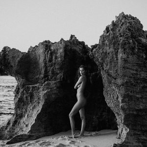 Free nude Celebrity Naomi Holt 007 pic