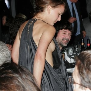 Natalie Portman Sideboob (9 Photos) – Leaked Nudes