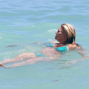 Naked celebrity picture Natasha Henstridge 143 pic