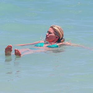 Naked celebrity picture Natasha Henstridge 146 pic