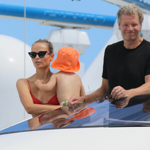 Free nude Celebrity Natasha Poly 007 pic