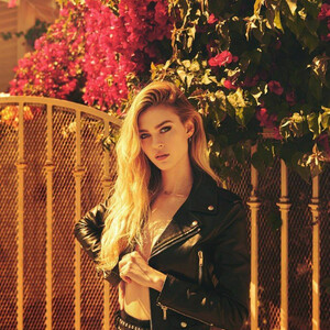Naked celebrity picture Nicola Peltz 029 pic