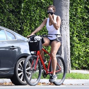 Nicole Murphy and Her Pet Pooch Go for a Bike Ride (16 Photos) - Leaked Nudes