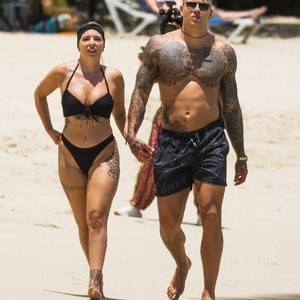 Naked celebrity picture Olivia Buckland 007 pic