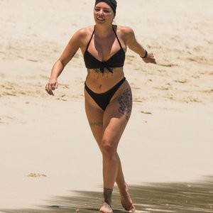 Nude Celebrity Picture Olivia Buckland 141 pic
