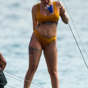 Naked celebrity picture Olivia Buckland 015 pic