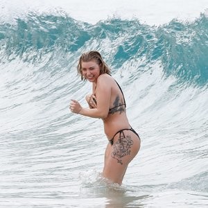 Celebrity Nude Pic Olivia Buckland 002 pic