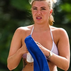 Famous Nude Olivia Buckland 006 pic