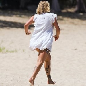 Celebrity Naked Olivia Buckland 007 pic