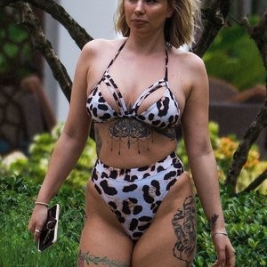 Famous Nude Olivia Buckland 016 pic