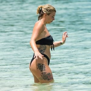 Naked celebrity picture Olivia Buckland 018 pic