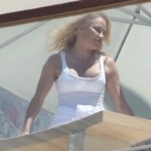 Free Nude Celeb Pamela Anderson 009 pic