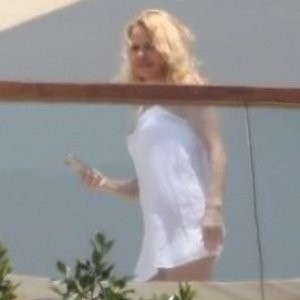 Hot Naked Celeb Pamela Anderson 042 pic