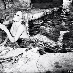 Hot Naked Celeb Pamela Anderson 003 pic