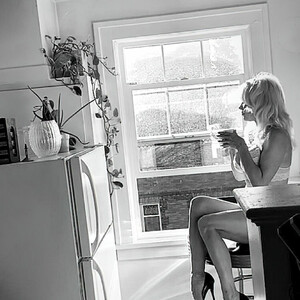 Naked Celebrity Pamela Anderson 023 pic