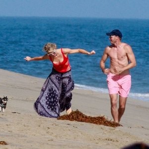 Paris Hilton & Carter Reum Enjoy a Beach Day with Friends (51 Photos) – Leaked Nudes