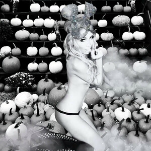 Paris Hilton Topless (2 New Photos) – Leaked Nudes