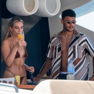 Celebrity Nude Pic Perrie Edwards 014 pic