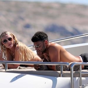 Free nude Celebrity Perrie Edwards 063 pic