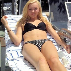 Famous Nude Peyton List 034 pic
